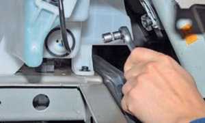 Как снять бачок омывателя на автомобиле Хендай Солярис?