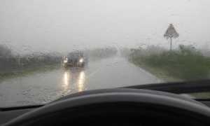 Какие ошибки допускают начинающие водители в дождь